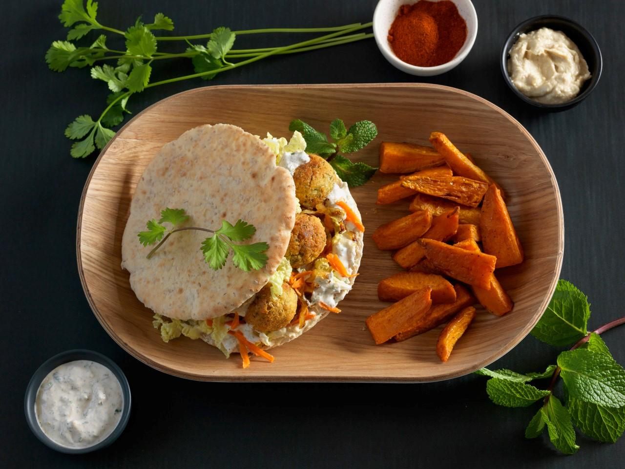 Pain pita falafels et frites de patate douce